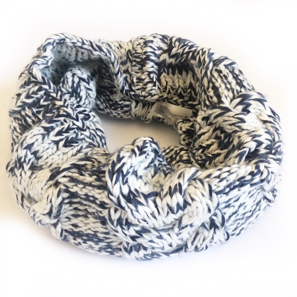 Gap cowl cable knit scarf